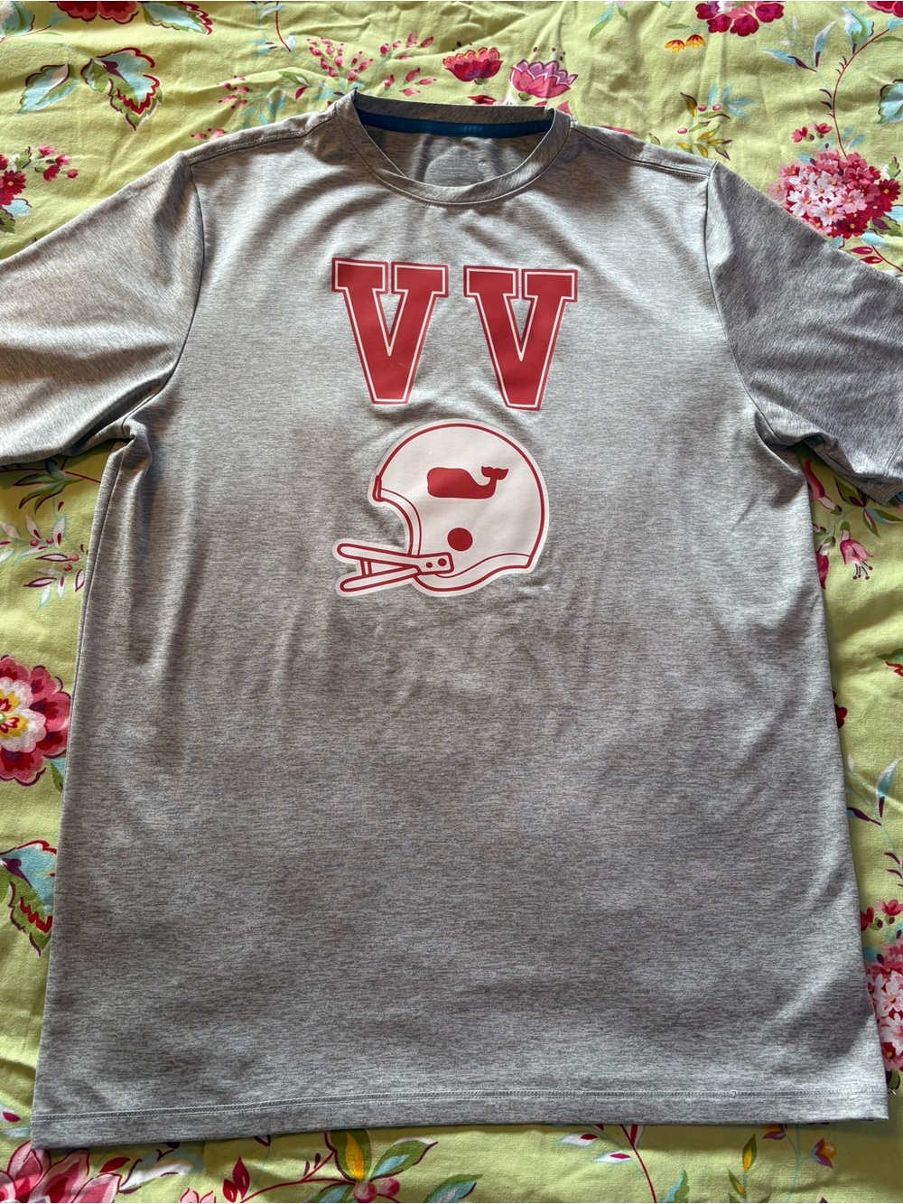 Vineyard Vines whale football helmet logo gray tee t-shirt small 27x19 GUC
